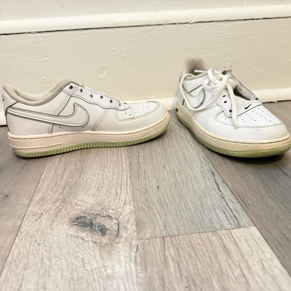 Nike Kids White Low-Top Sneakers with Pale Green Outsole